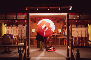 挙式会場＜御神殿＞を使ってのシルエットフォト。厳かな雰囲気を残しつつ、和傘などのアイテムが、日本の伝統的な文化と和の奥ゆかしさを存分に感じさせてくれます。