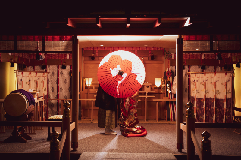 挙式会場＜御神殿＞を使ってのシルエットフォト。厳かな雰囲気を残しつつ、和傘などのアイテムが、日本の伝統的な文化と和の奥ゆかしさを存分に感じさせてくれます。