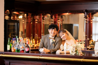 アンティークな空間で、大人っぽさが引き立つ1枚。お酒好きなお２人にピッタリです！