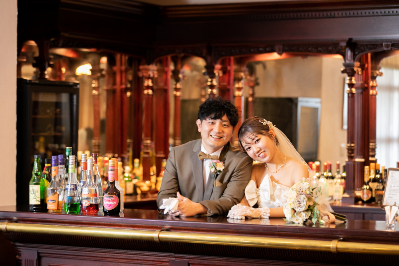 アンティークな空間で、大人っぽさが引き立つ1枚。お酒好きなお２人にピッタリです！