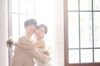 柔らかい雰囲気でナチュラルな白×カラーの２着プラン♪