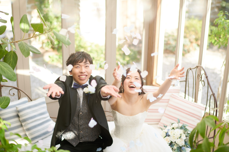 フラワーシャワーで幸せいっぱいの撮影♡