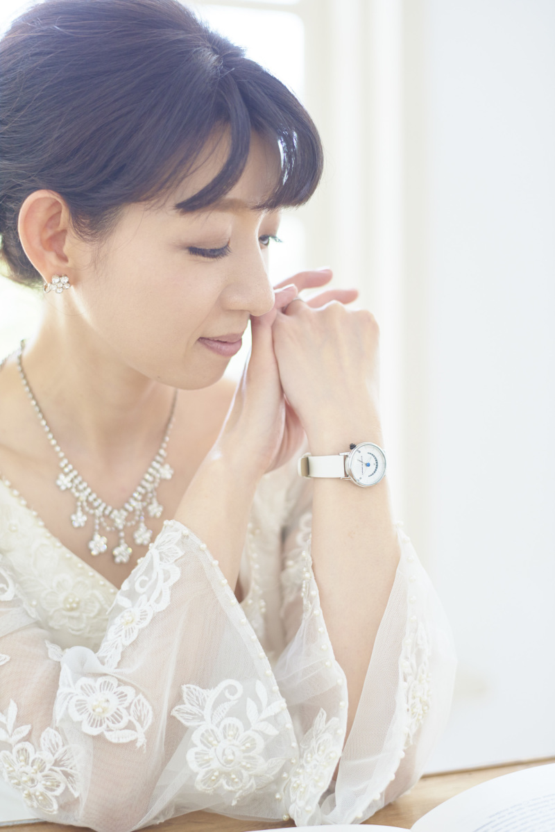 2着目のドレスはロングスリーブのAラインドレス