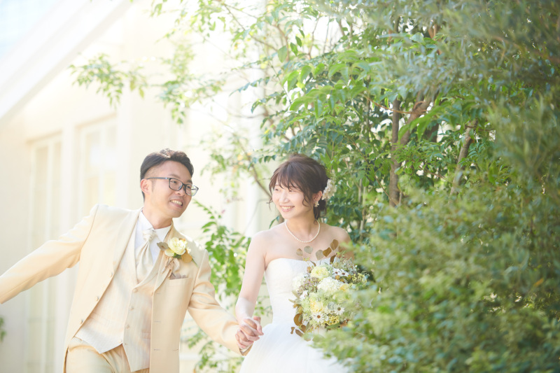 手を繋いでお散歩シーン♪