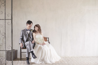 カジュアルな洋装と、華やかな和装で二人だけのウェディングを