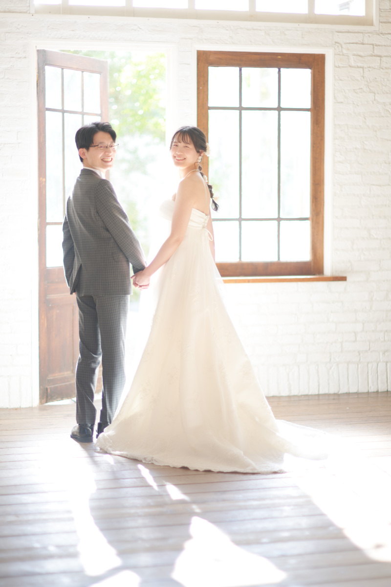 お庭からの朝日が差し込む、振り向きショット