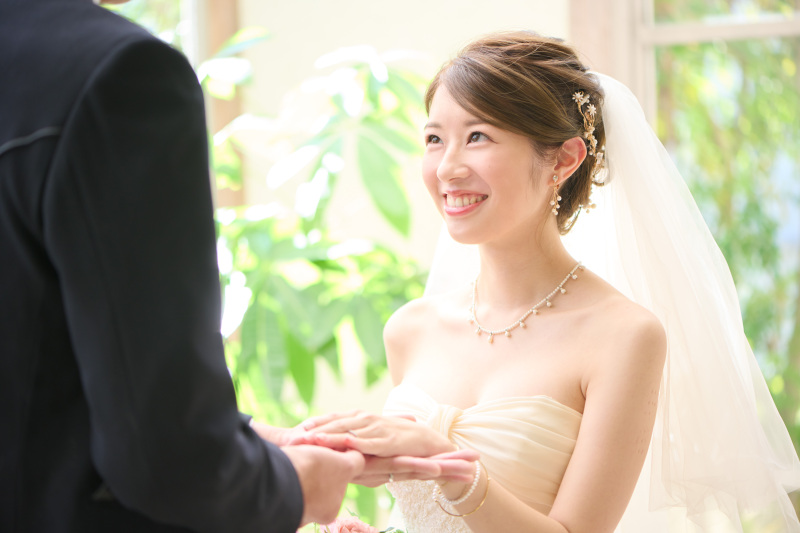 爽やかな光が差し込む挙式シーン