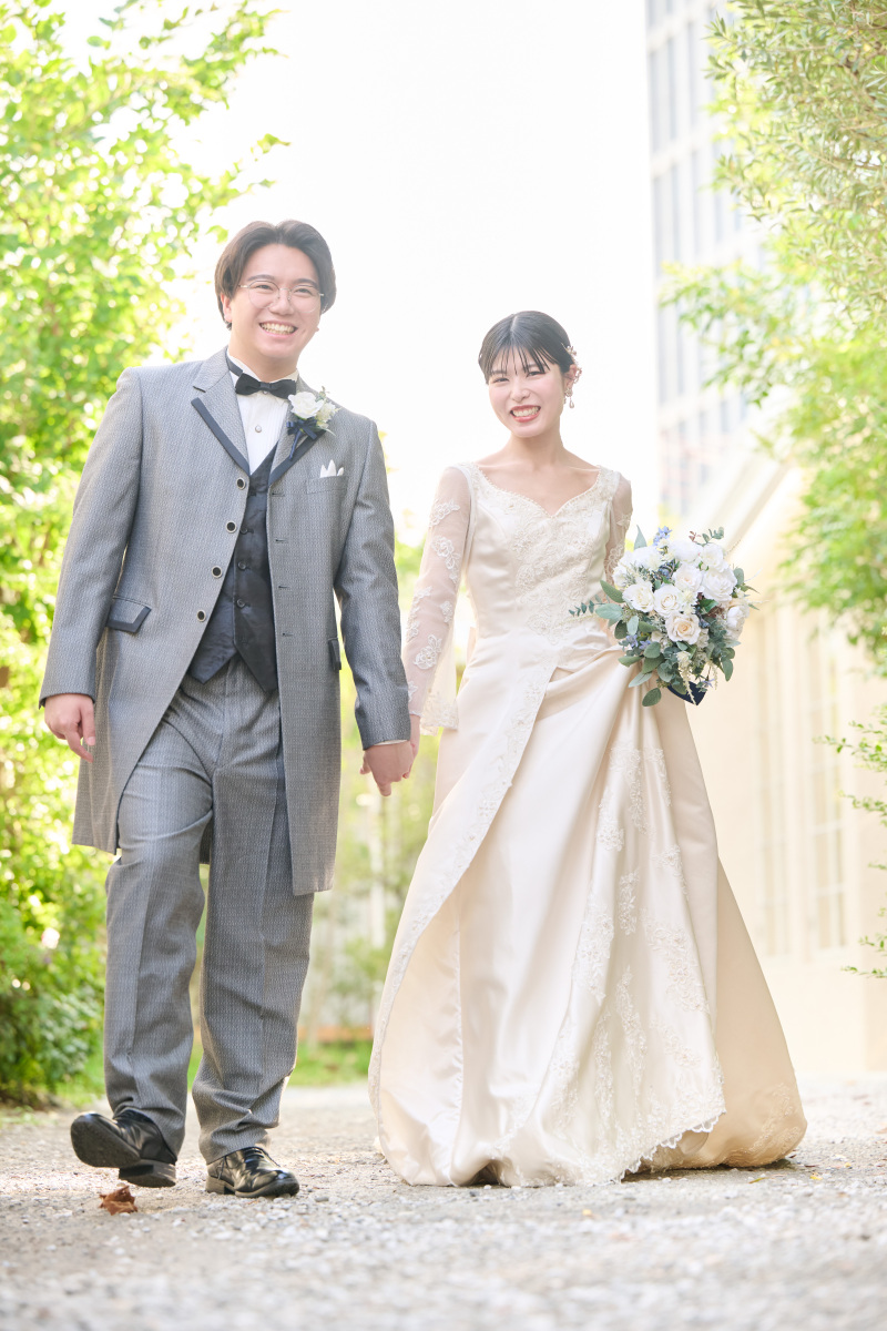 仲良く手を繋いでお散歩♡