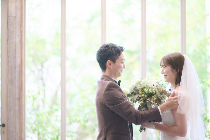 柔らかい光の中での挙式風シーン