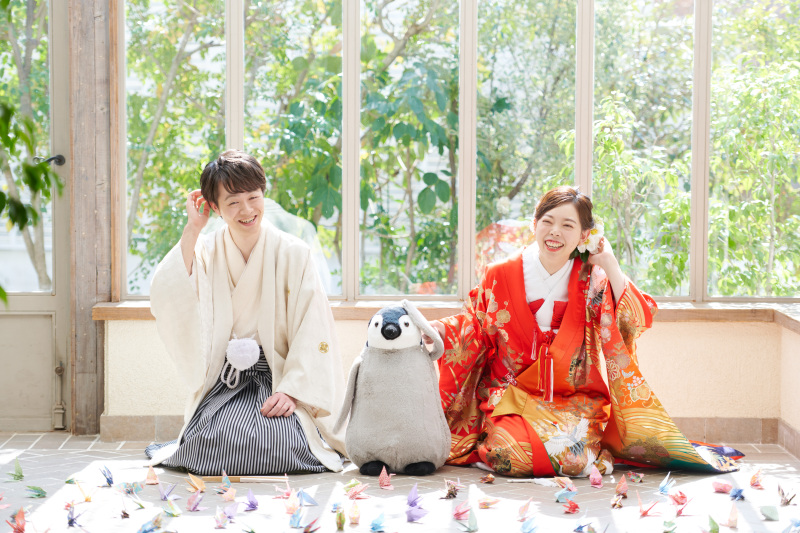 お二人の間に挟まれた・・・ペンギン!?