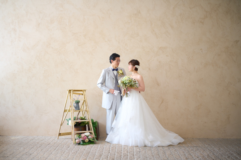 広い空間を感じられるシンプルな背景