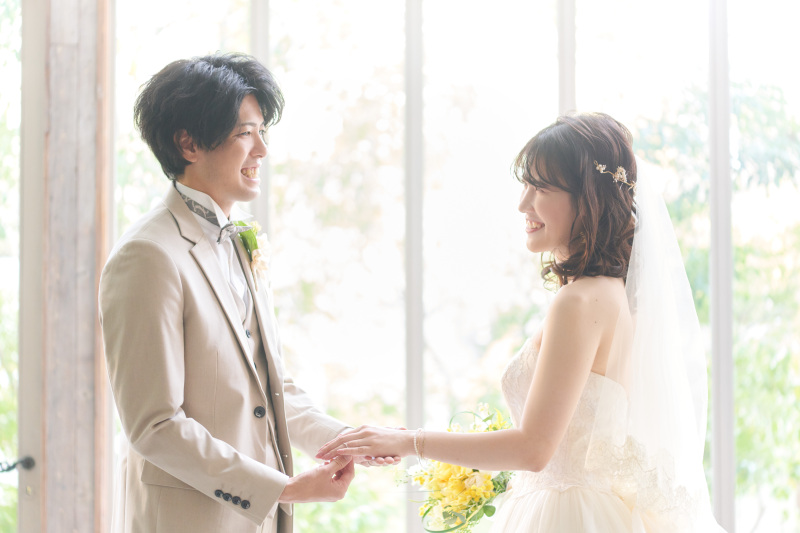 神聖な指輪交換シーンも柔らかい光の中で・・・♡