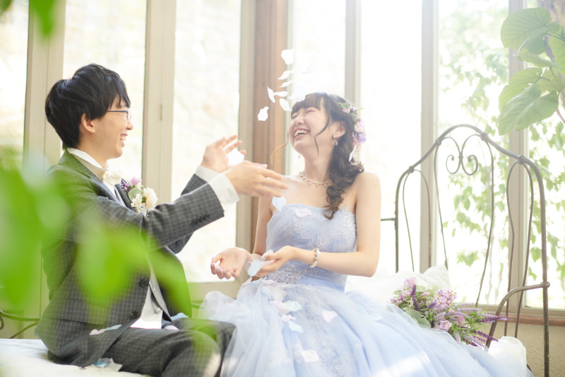 花びらでじゃれあって♡