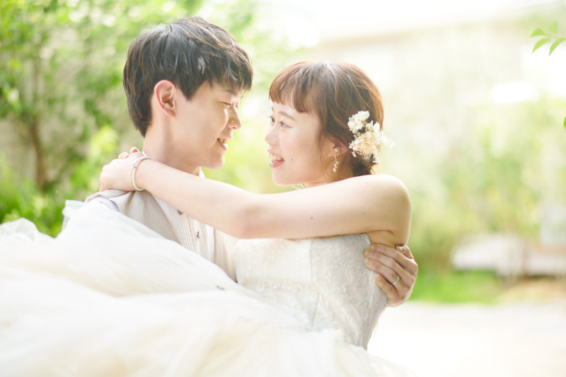 旦那様、軽々とお姫様抱っこ♡