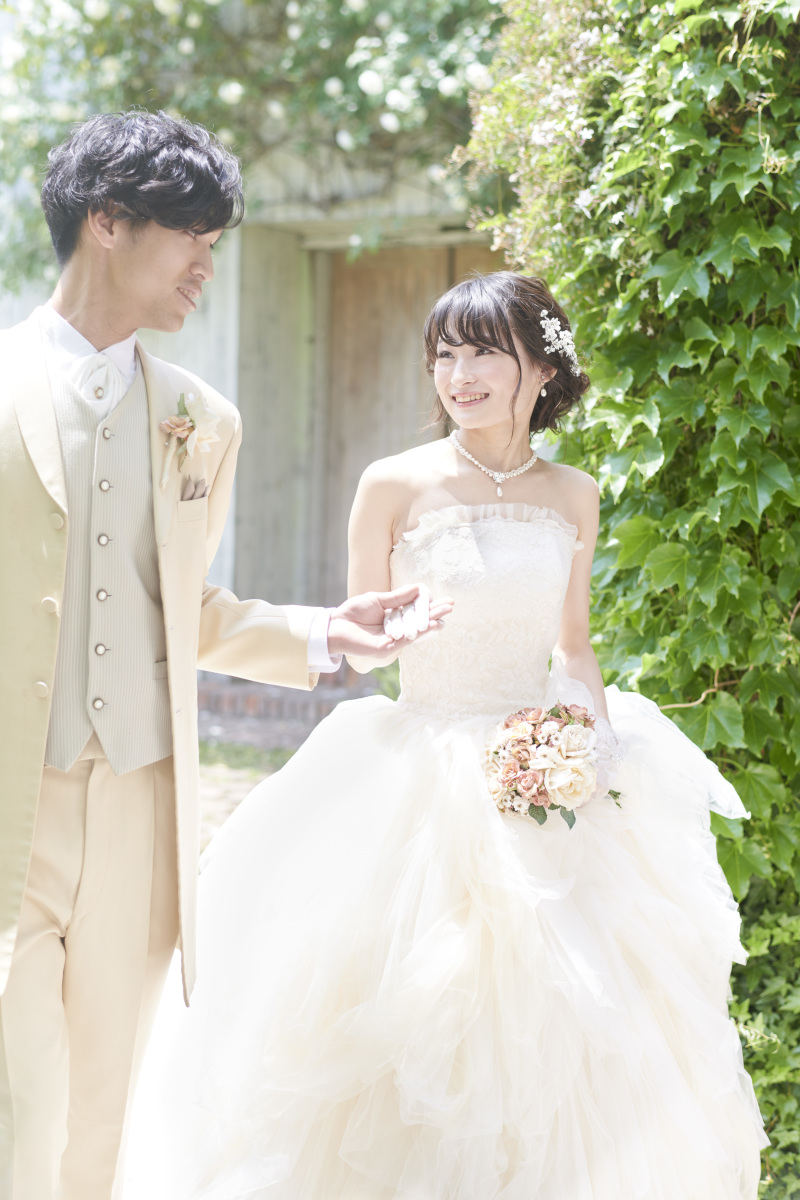 お庭に出て、手を取り合って♡