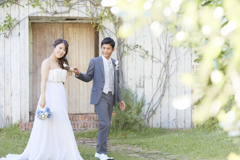 お庭で歩いている自然なシーン