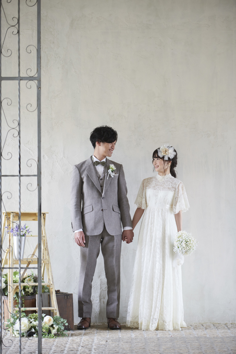 アンティーク壁の手繋ぎショット