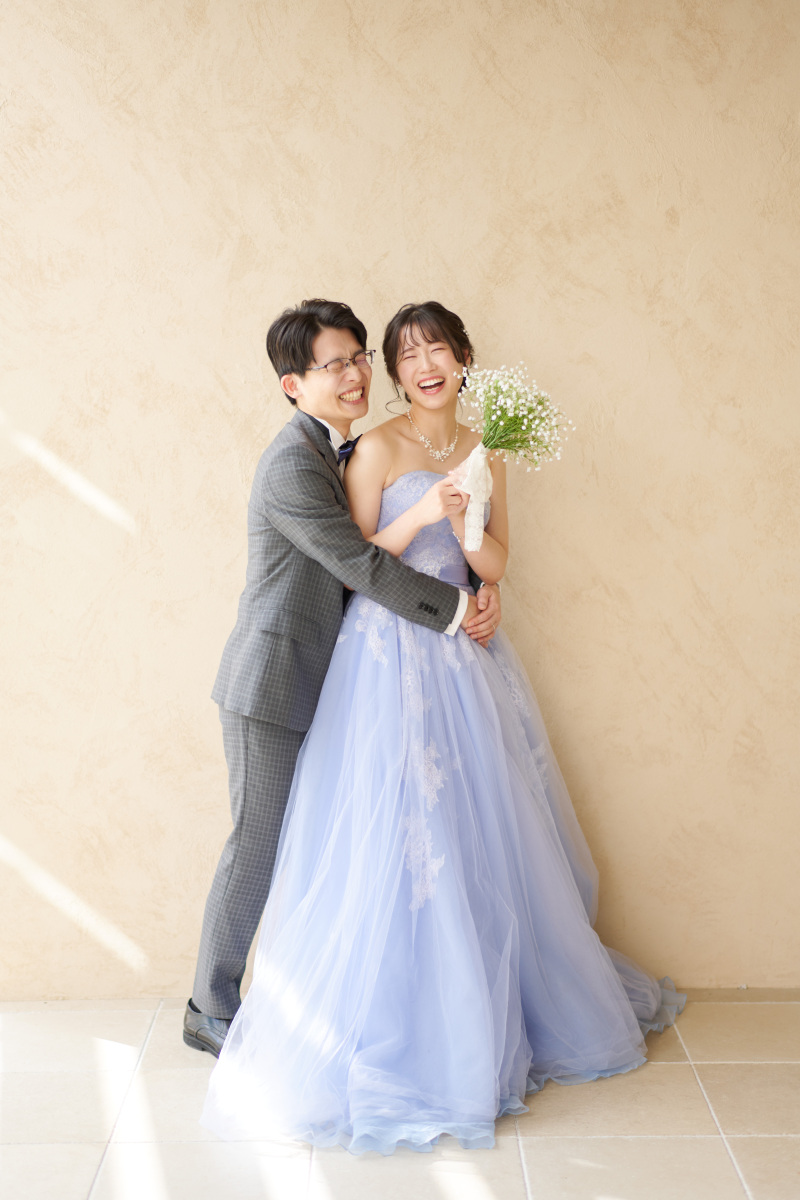 幸せ溢れるバックハグショット♡