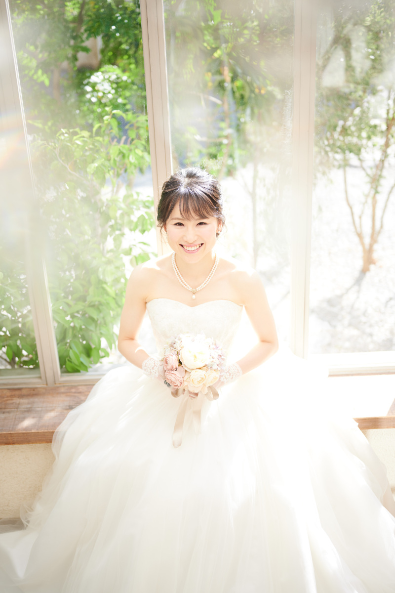 温かなサンルームでナチュラルな笑顔を