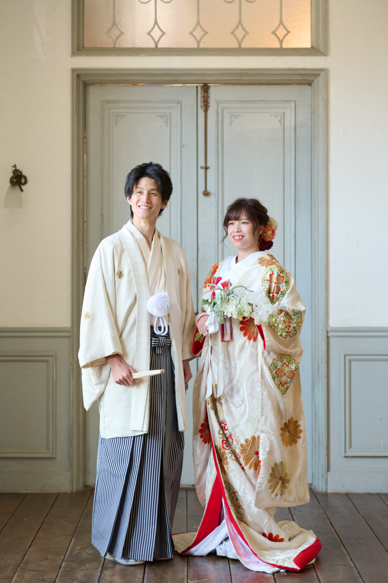 大きな扉の前でカチッと