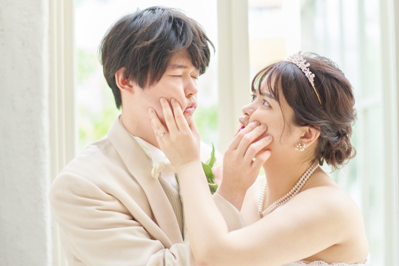撮影中に頬の掴み合い?!