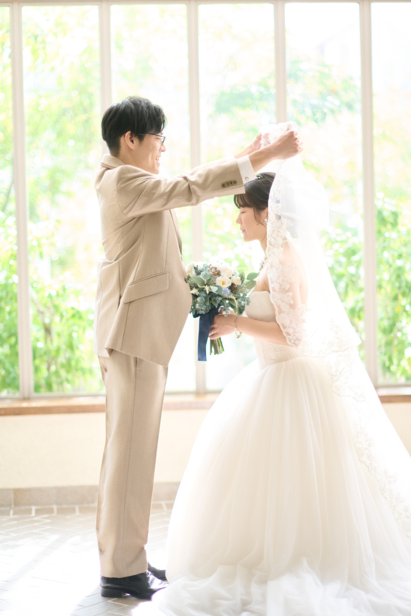 窓の外の緑でベールアップシーンも鮮やかに♡