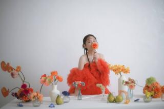 オレンジドレスでポップなスタジオ撮影