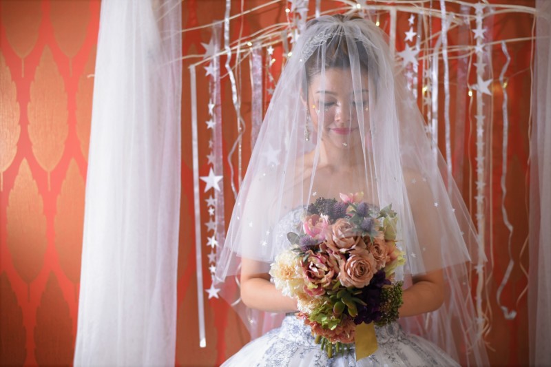 スタジオの赤い背景を使って☆