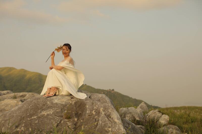 袖がなびく、ゆるっとドレス