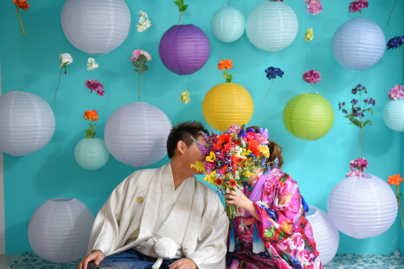 フラワーカーテンの前で