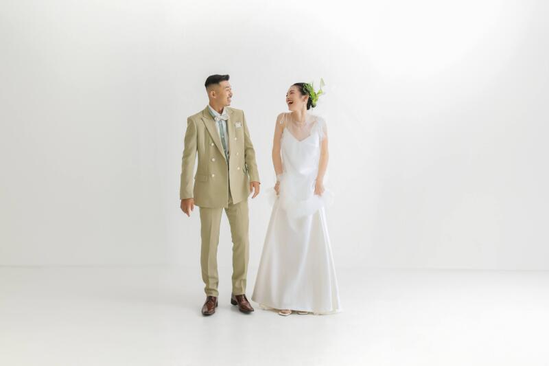 2着目・洋装もシンプルにスタジオで撮影