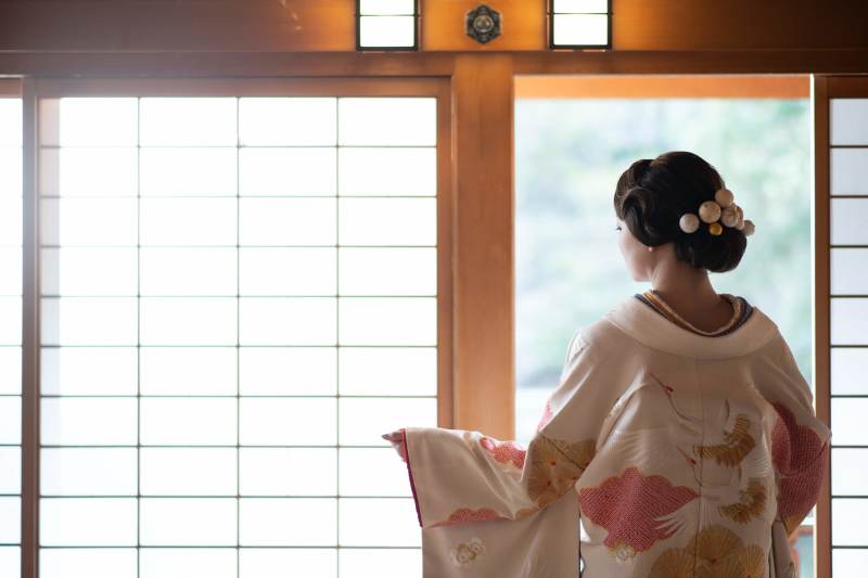 ヘアスタイルはフィンガーウェーブ