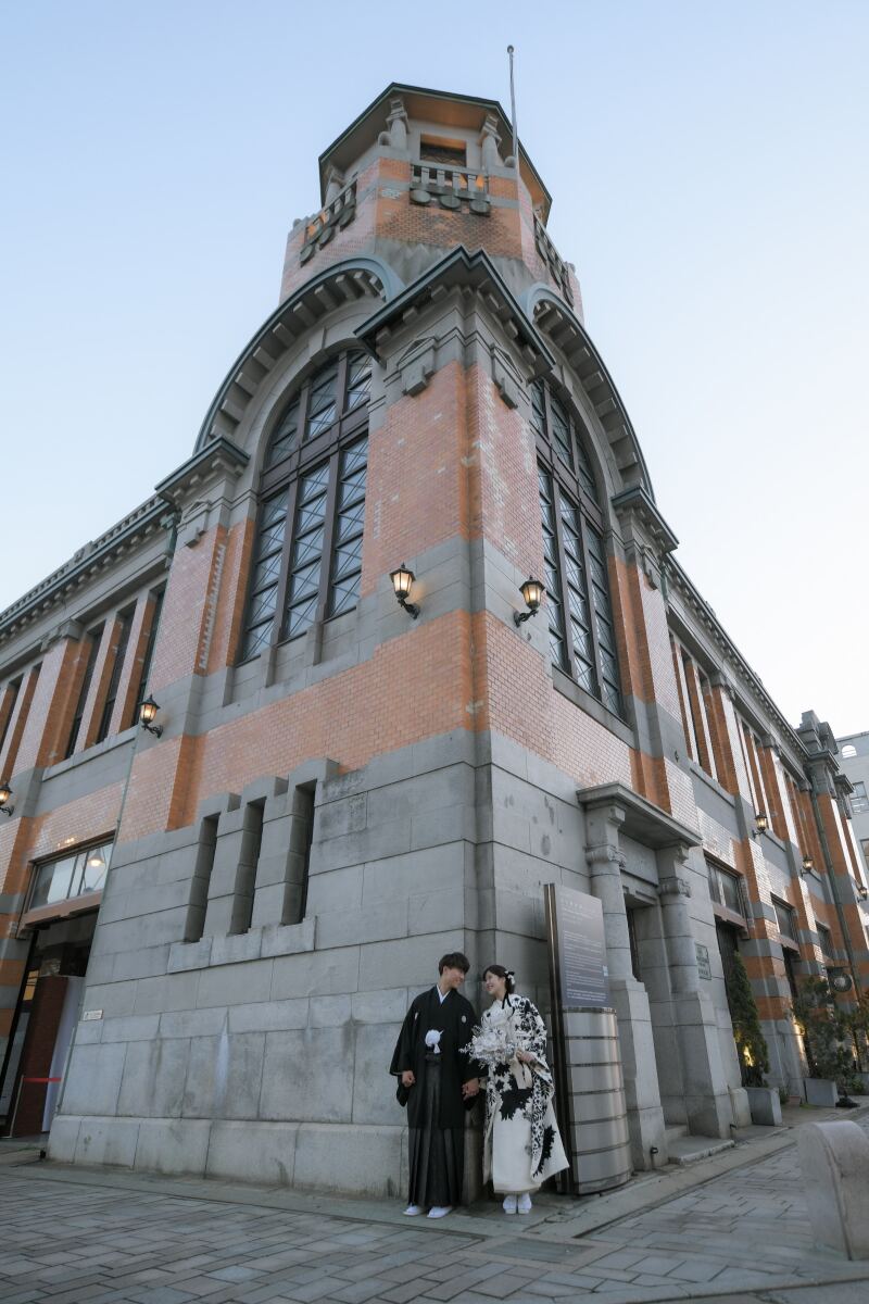 素敵な建物を背景に