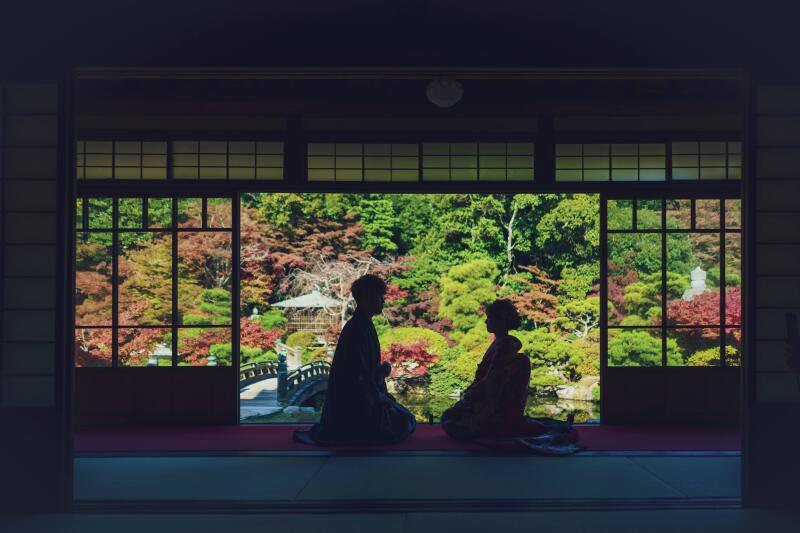 まずは紅葉が美しい日本庭園ロケ