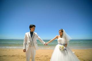 真っ青な空と海に映えるマリンなドレス