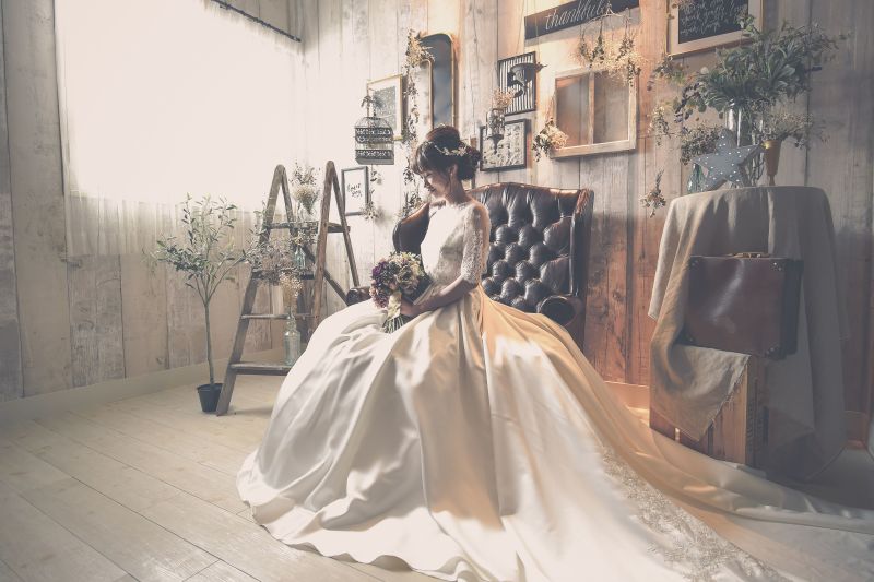 シンプルなドレスにアンティークなコーデ