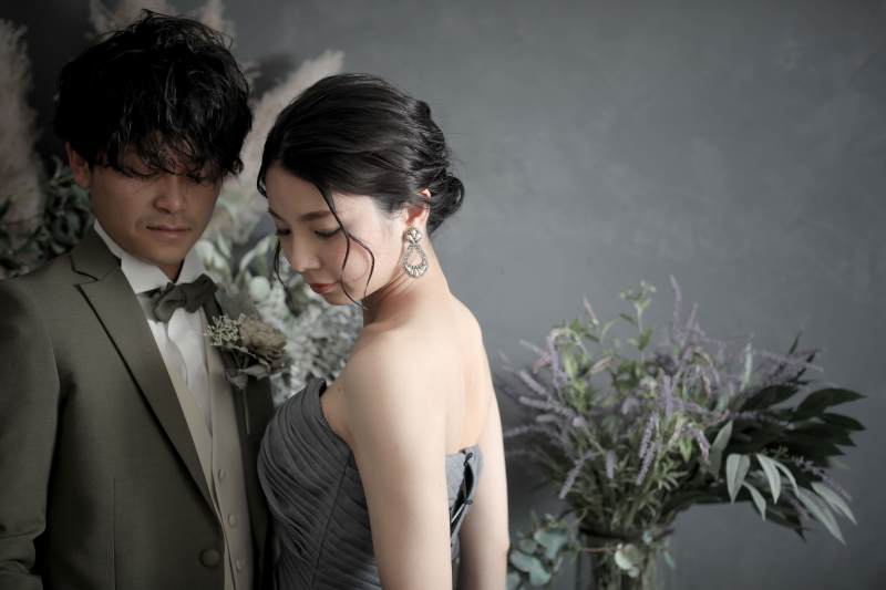 スタジオグレーの背景でシックに！