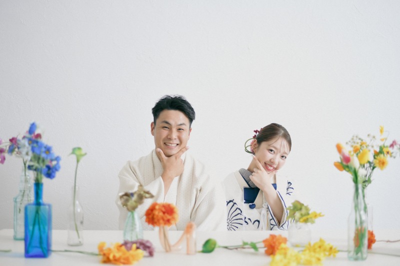 白いスタジオにカラフルなお花