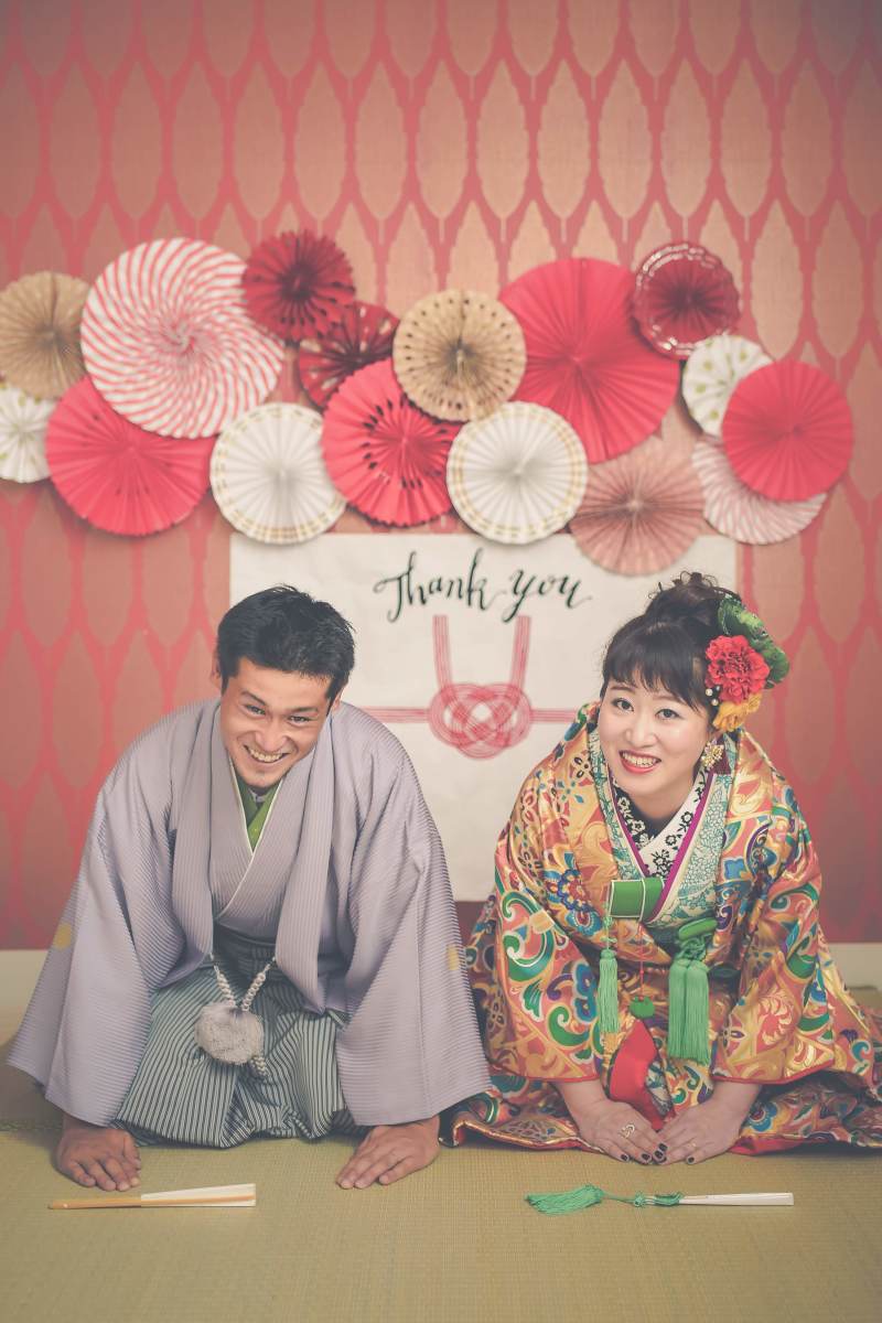 赤い背景をバックに!