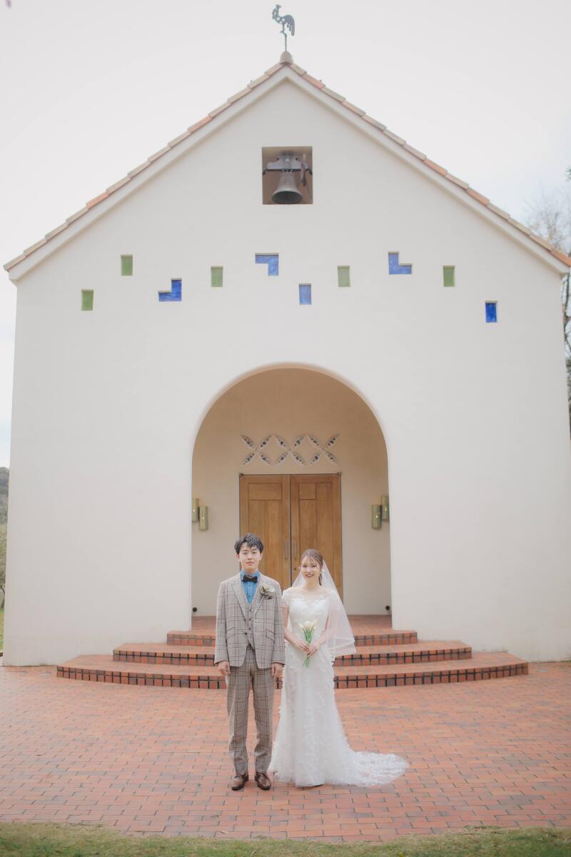 ナチュラルなチャペルの前で