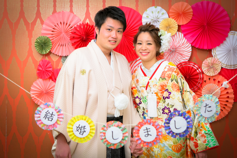 赤い背景は和アイテムを使って