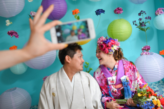 話題の色打掛でカラフルフォトウェディング