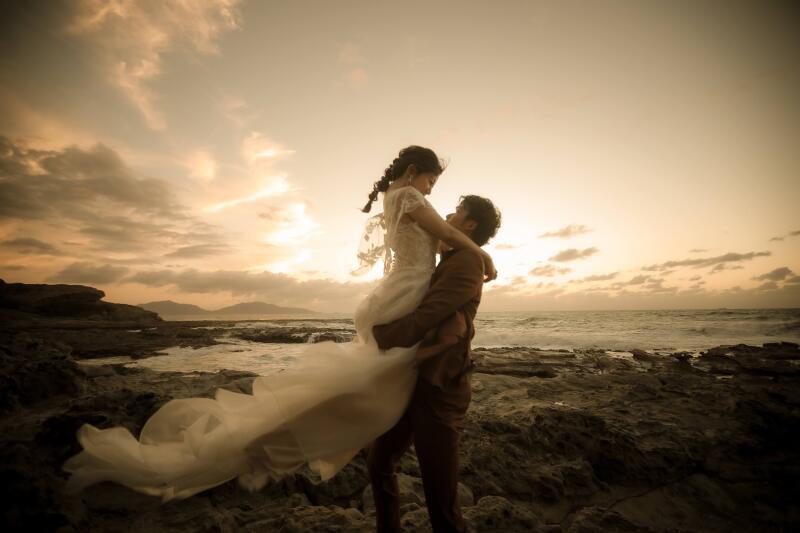 夕日をバックに抱っこショット