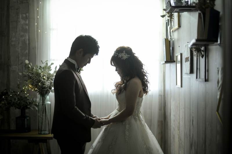 スタジオの窓を利用してシルエットショット