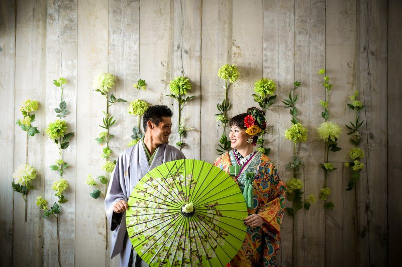 グリーンモチーフを背景に