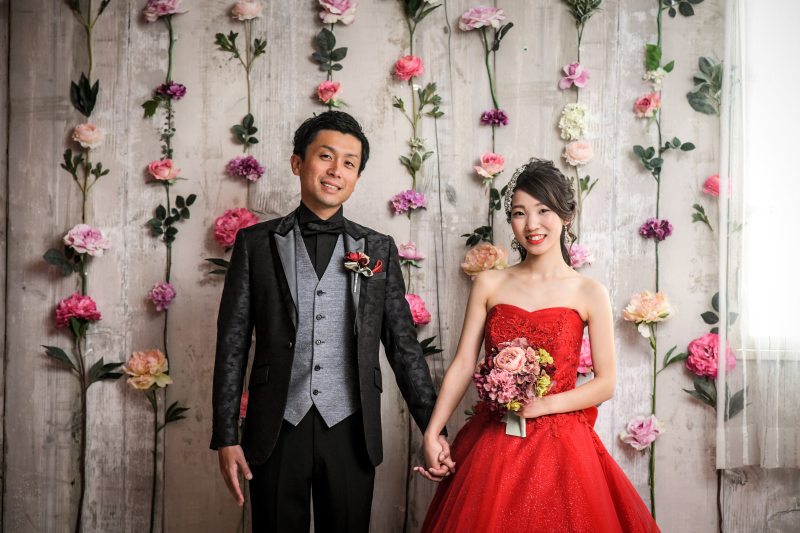 フラワーウォールの前で