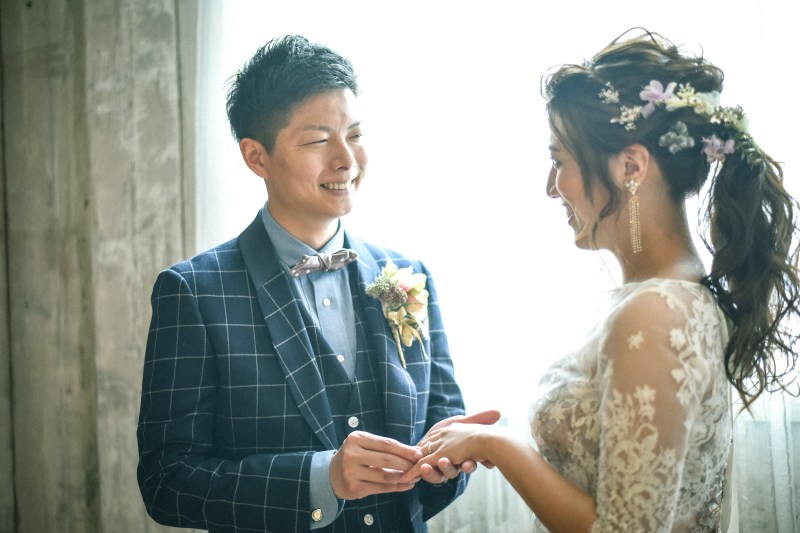 カラードレスにレースボレロをプラス。