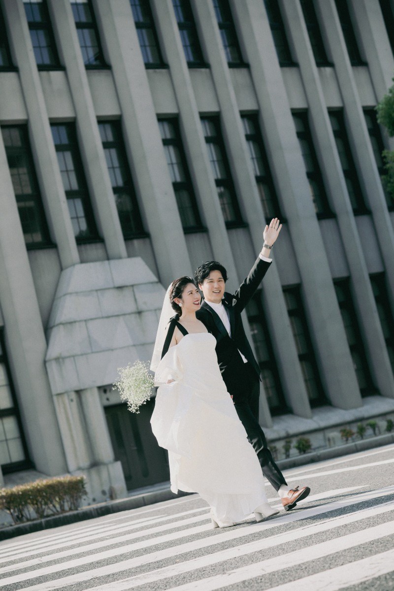 レトロなビルを背景に