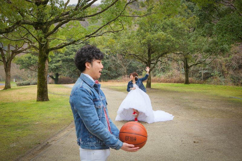 バスケットボールの上に?!トリックショット☆