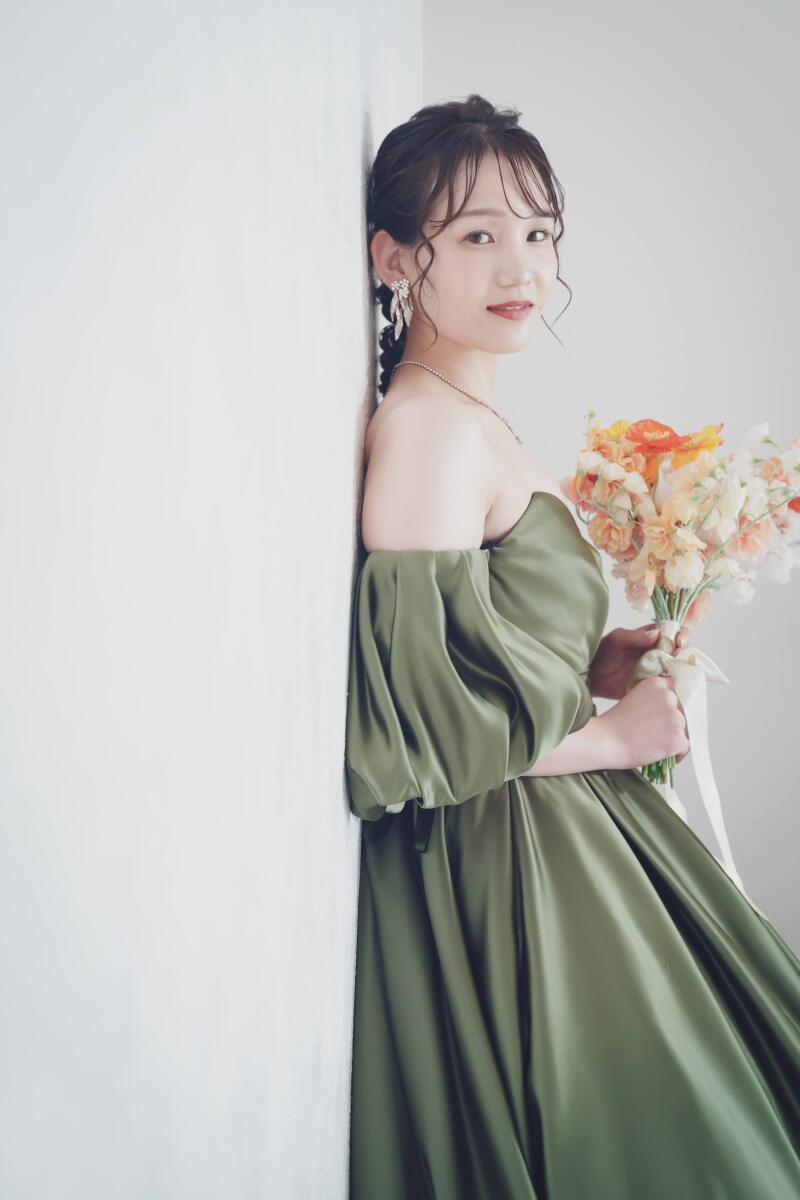 白スタジオで涼しげ表情